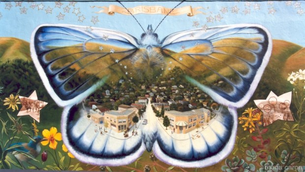 Dettaglio di un murale di Mona Caron in Brisbane, CA