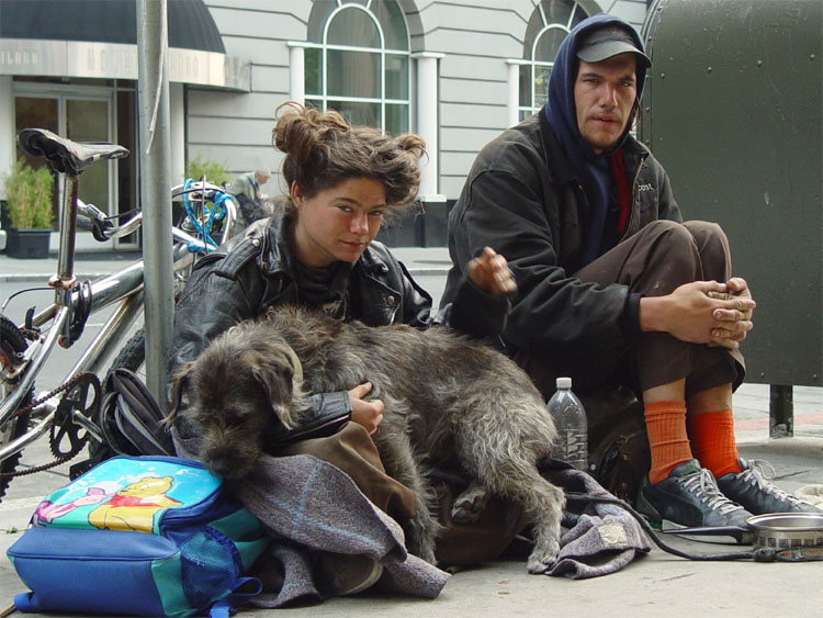 Ho incontrato Jamie a San Francisco una fredda mattina d'inverno. Stava seduto sul marciapiede con la sua ragazza e il loro cane chiedendo l'elemosina ai passanti. Erano chiaramente homeless. Ho lasciato loro le poche monete che avevo in tasca. Mi hanno ringraziato gentilmente. Poche settimane dopo ho saputo da un loro amico che Jami era morto, probabilmente di overdose.