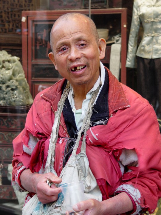 Ken camminava avanti e indietro per Chinatown, il quartiere cinese di San Francisco, ogni giorno chiedendo spiccioli ai numerosi turisti. Non conosco la sua storia, ne come riusciva a sopravvivere. Anche lui era un homeless. Da tempo non lo incontro più. Mi auguro che abbia trovato una sistemazione e un piccolo lavoro.