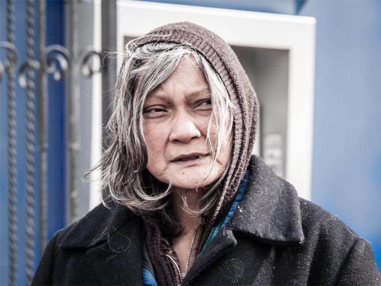 Marianne non ha casa, né lavoro, nè pensione, né assistenza sanitaria. Cammina continuamente su e giù per Market Street, a San Francisco. La si può incontrare a qualunque ora del giorno e della notte. Si muove sempre di fretta come temesse di essere in ritardo per un appuntamento importantissimo. Inutile chiederle la ragione di tanta fretta.