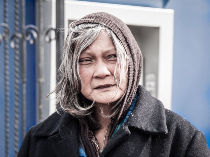 Marianne non ha casa, né lavoro, nè pensione, né assistenza sanitaria. Cammina continuamente su e giù per Market Street, a San Francisco. La si può incontrare a qualunque ora del giorno e della notte. Si muove sempre di fretta come temesse di essere in ritardo per un appuntamento importantissimo. Inutile chiederle la ragione di tanta fretta.