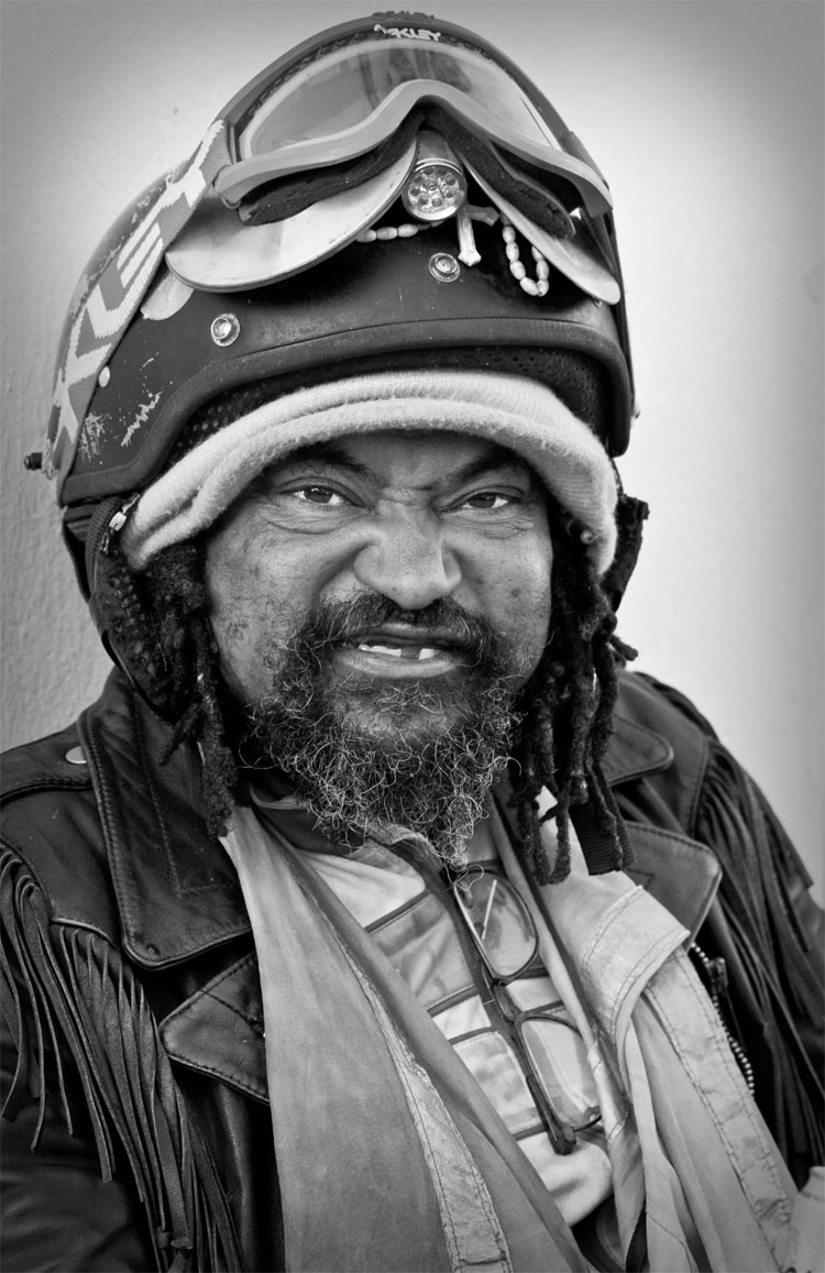 Nonostante non abbia né un lavoro ne una fissa dimora, Spencer non si considera un homeless, lui si definisce un ciclista, un vero ciclista. La sua unica proprietà è una vecchia bicicletta che ha sempre con sé e di cui è molto orgoglioso. Lui stesso mi ha chiesto di scattargli questa foto, senza bici.