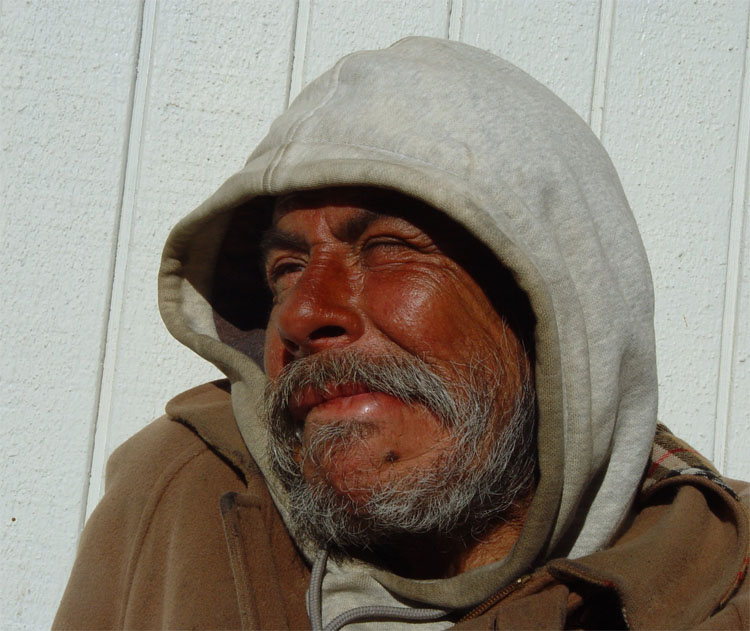 Thomas è arrivato a San Francisco dal Messico 30 anni fa. Mi ha raccontato che all'inizio tutto andava bene. Poi qualcosa si è rotto dentro o fuori di lui e Thomas ha cominciato a bere cercando di affogare i suoi ricordi nell'alcol. Ha perso casa e lavoro. Mi ha confidato che non sempre riesce a dimenticare, e certi ricordi tornano a tormentarlo. Ma lui ogni giorno ci riprova. A cancellarli.