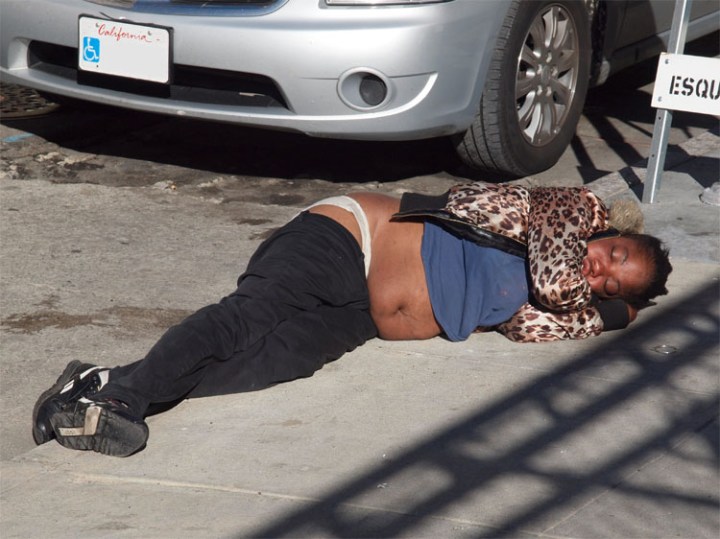 Non conosco il nome di questa giovane donna. Era lì sdraiata su un marciapiede del Tenderloin, in San Francisco. Probabilmente ubriaca o intossicata dalle droghe. Non ha voluto essere aiutata. Sbiascicando le parole mi ha chiesto di essere lasciarla in pace. Ho scattato questa foto e lentamente mi sono allontanato.