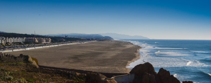 La sconfinata spiaggia di Ocean Beach a San Francisco, vista dalla Cliff House.