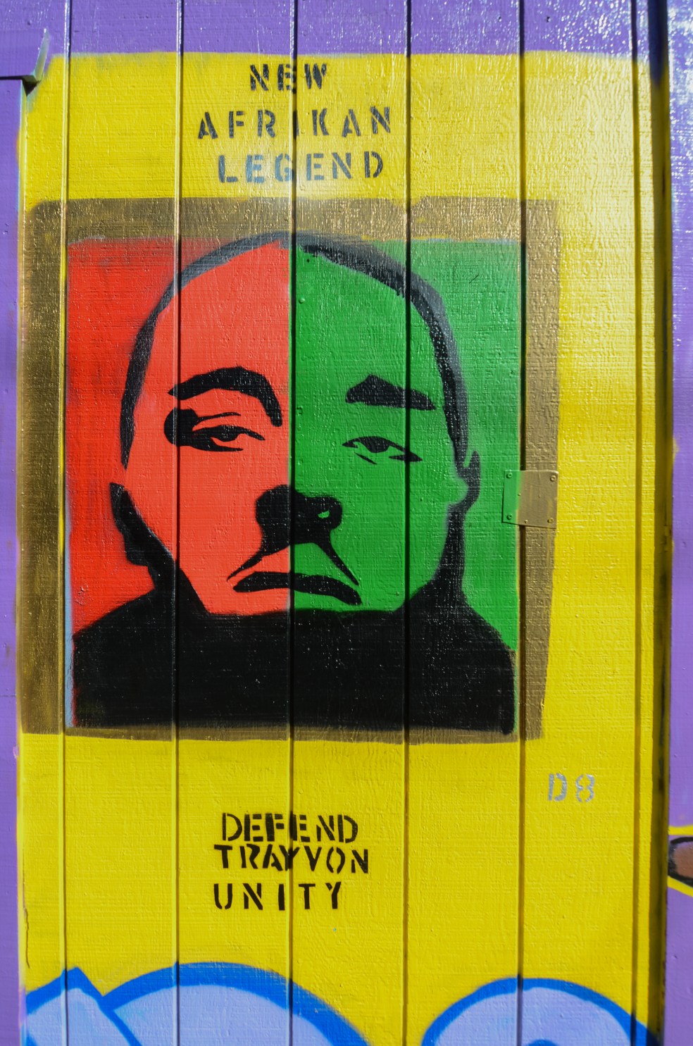 Questo murale fa riferimento ad un fatto di cronaca dello scorso anno quando un teenager di colore, Trayvon martin, venne ucciso a freddo da George Zimmerman. il processo seguente scagiono' Zimmerman giustificando il suo gesto come di legittima difesa.