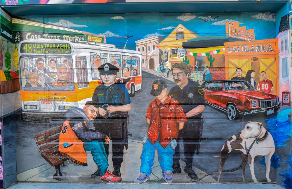 Murale che illustra una tipica situazione di conflitto tra i poliziotti e alcuni immigranti illegali