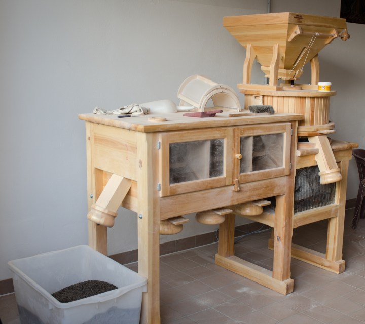 Il mulino per la macinatura a pietra del grano saraceno utilizzato da Patrizio Mazzucchelli. Teglio, provincia di Sondrio - Valtellina