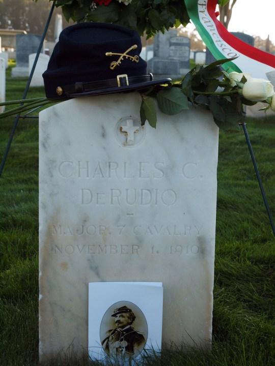 La tomba del Conte Carlo Camillo Di Rudio al Presidio in San Francisco. Di Rudio e' uno dei personaggi storici rievocati da Roberto Bonzio. Il Conte Di Rudio combatte' nel Settimo Cavalleria con il generale Custer e fu uno dei pochi sopravvissuti della battaglia di Little Bighorn.