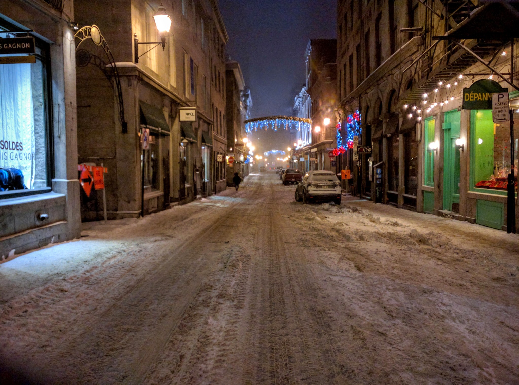 Strada innevata nella vecchia Montreal, regione del Quebec, Canada
