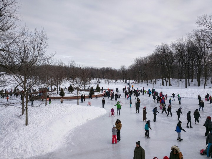 Pattinaggio su ghiaccio al Lago dei Castori a Montreal, Canada