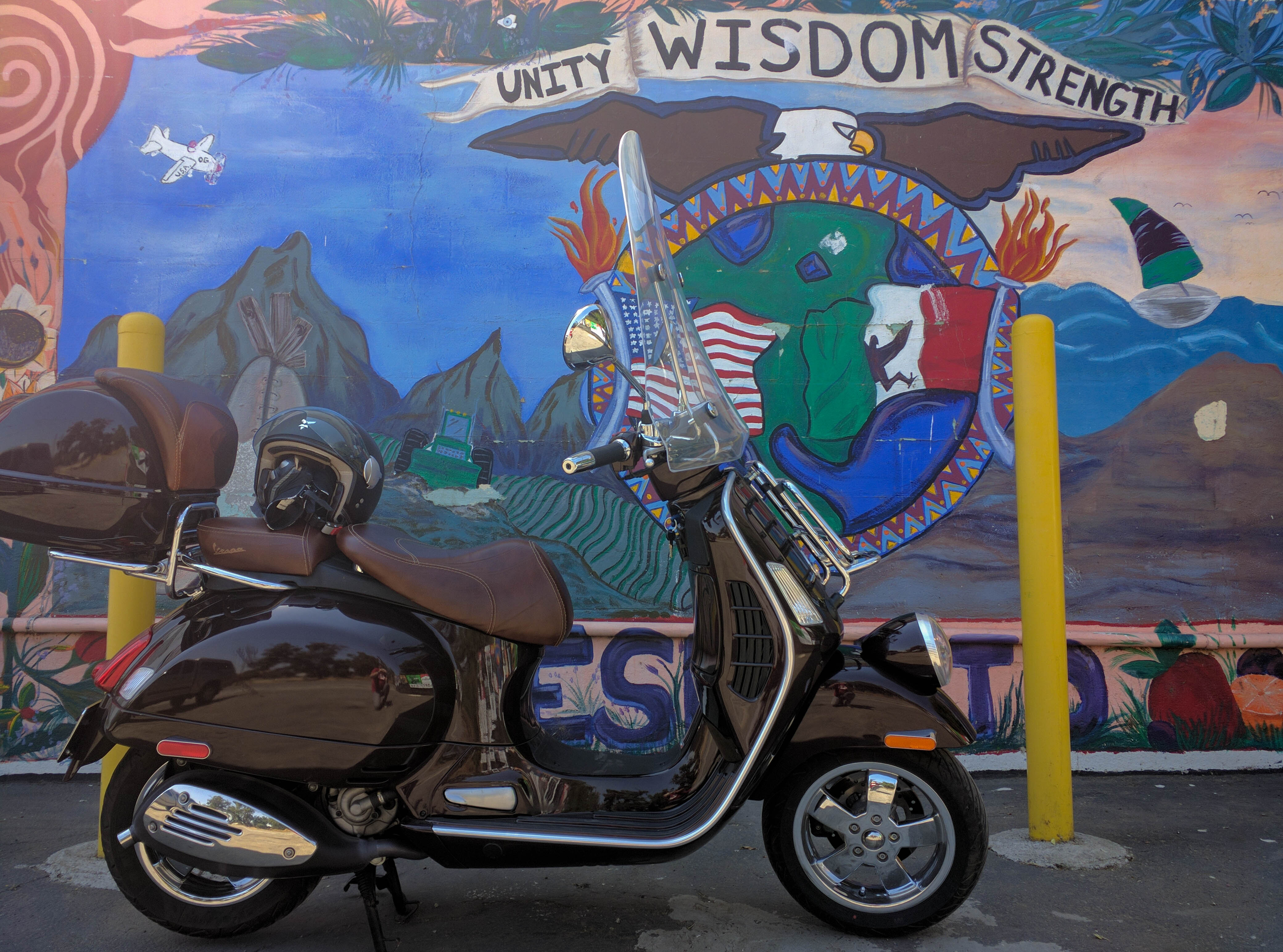 La Vespa e' multietnica e ama i murali latini