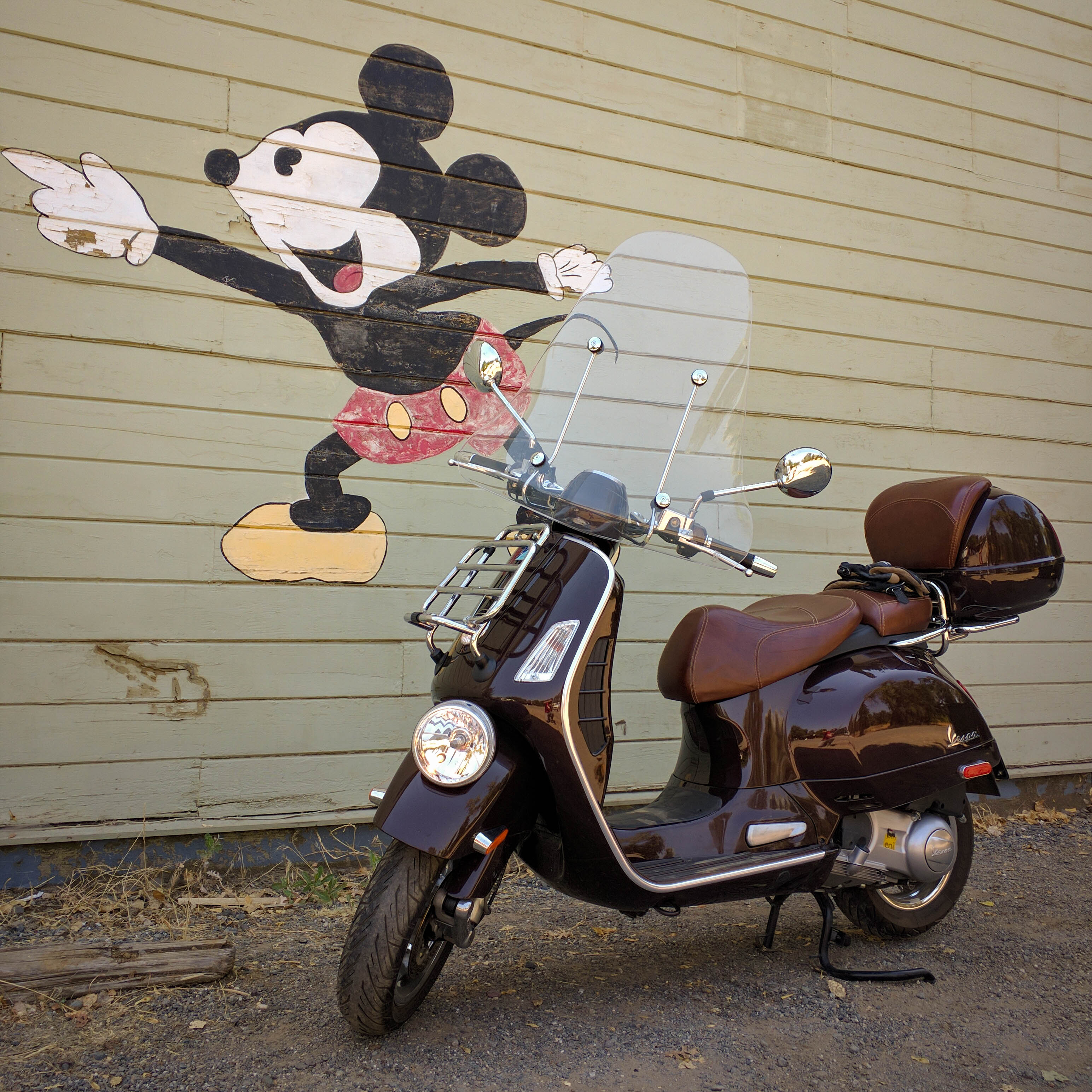 La Vespa incontra una famosa icona locale: Mickey Mouse