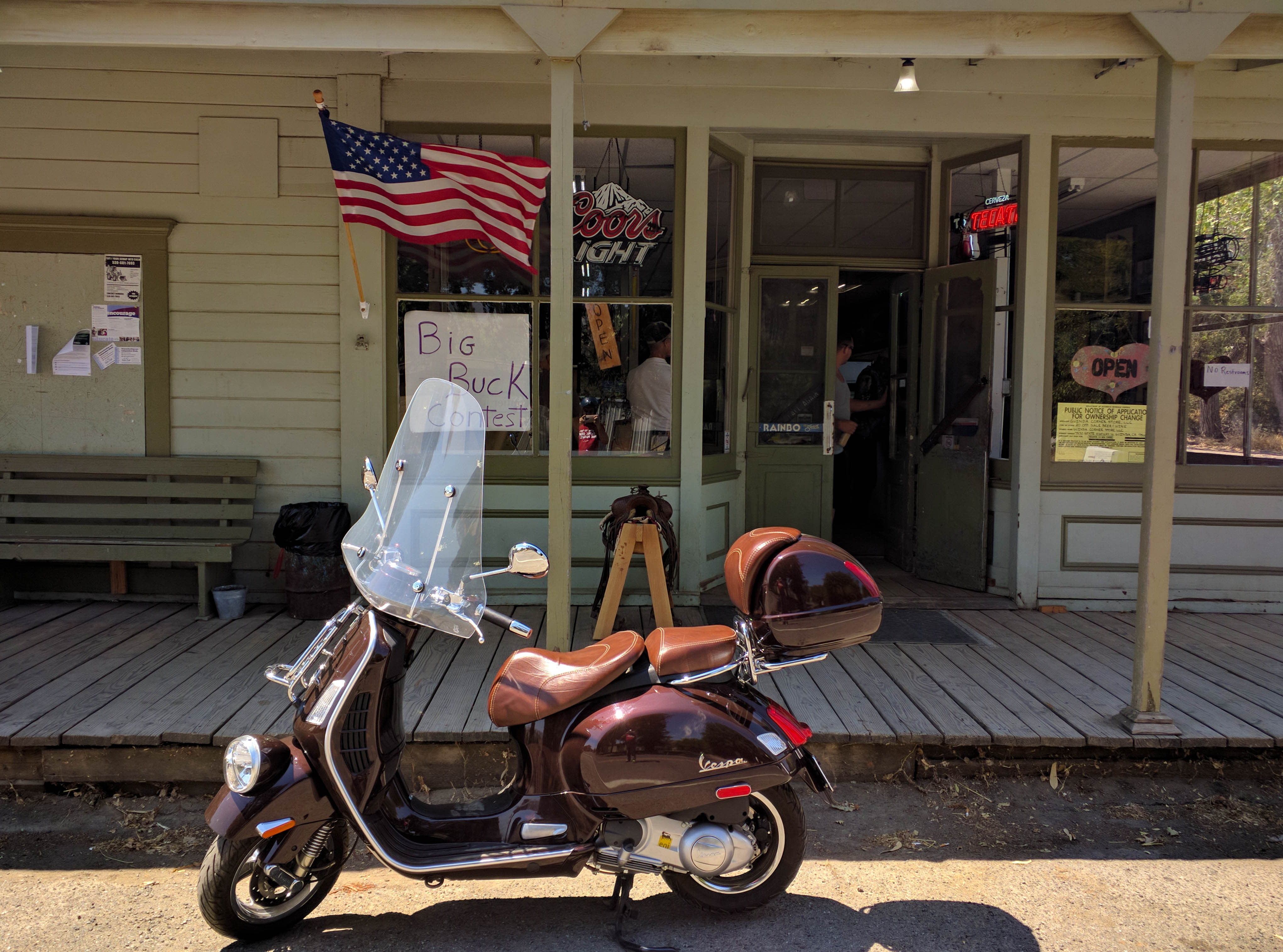 La Vespa va a far spese nella bottega del (piccolo) paese