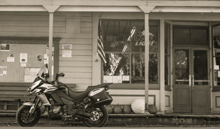 Kawasaki Versys 1000 LT: stopping at the village store