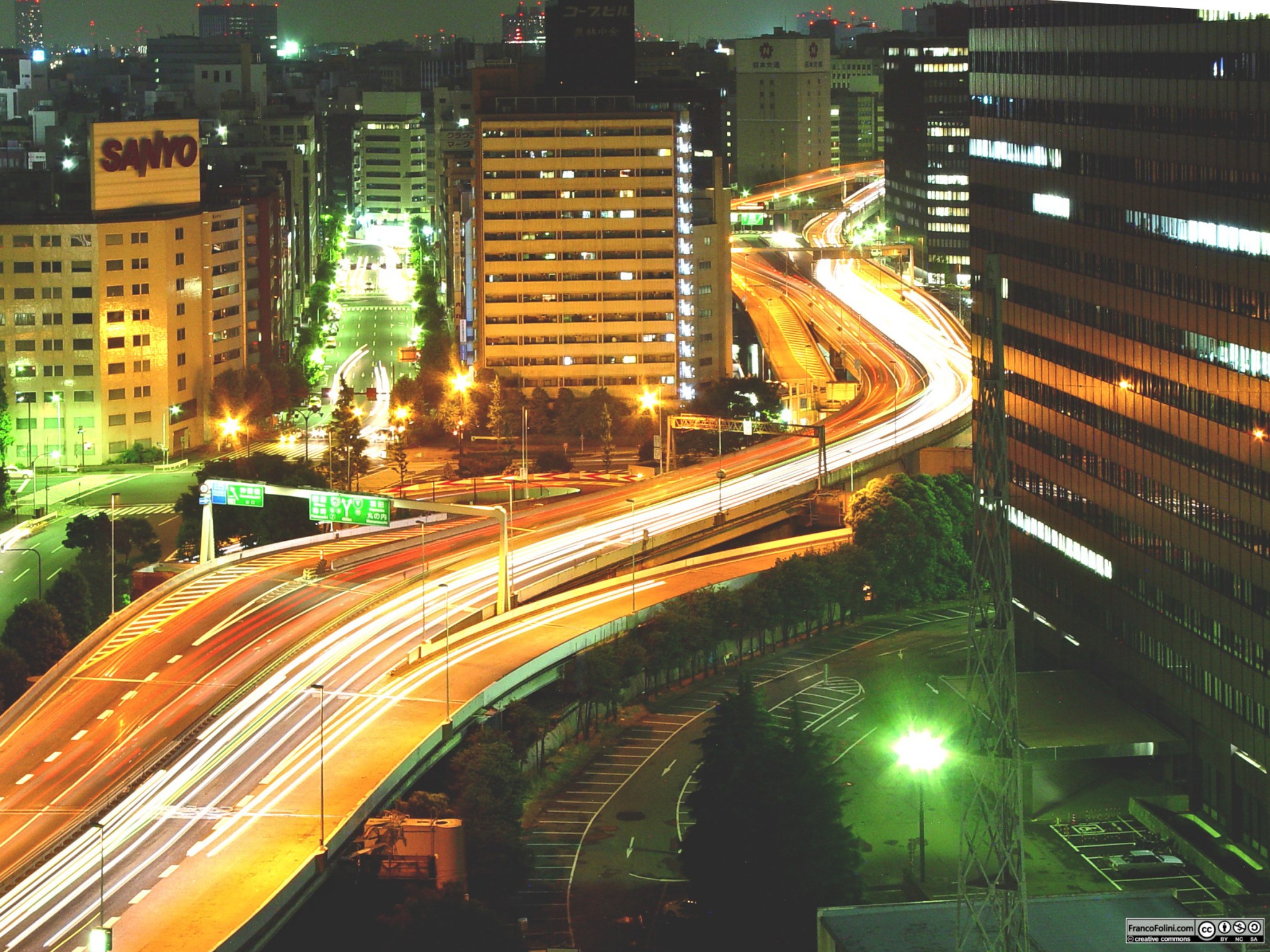 Tokyo: traffico e luci notturne