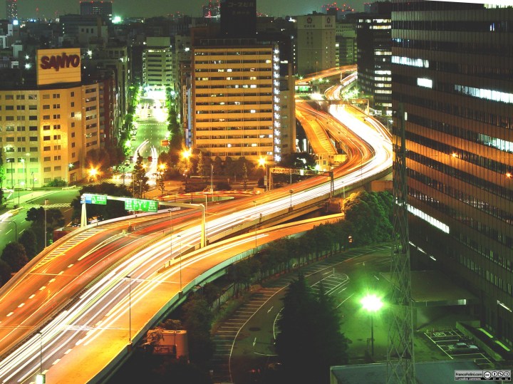 Tokyo: traffico e luci notturne