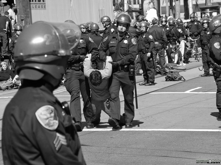 Pacifisti a San Francisco protestano contro la guerra in Iraq del presidente George W. Bush