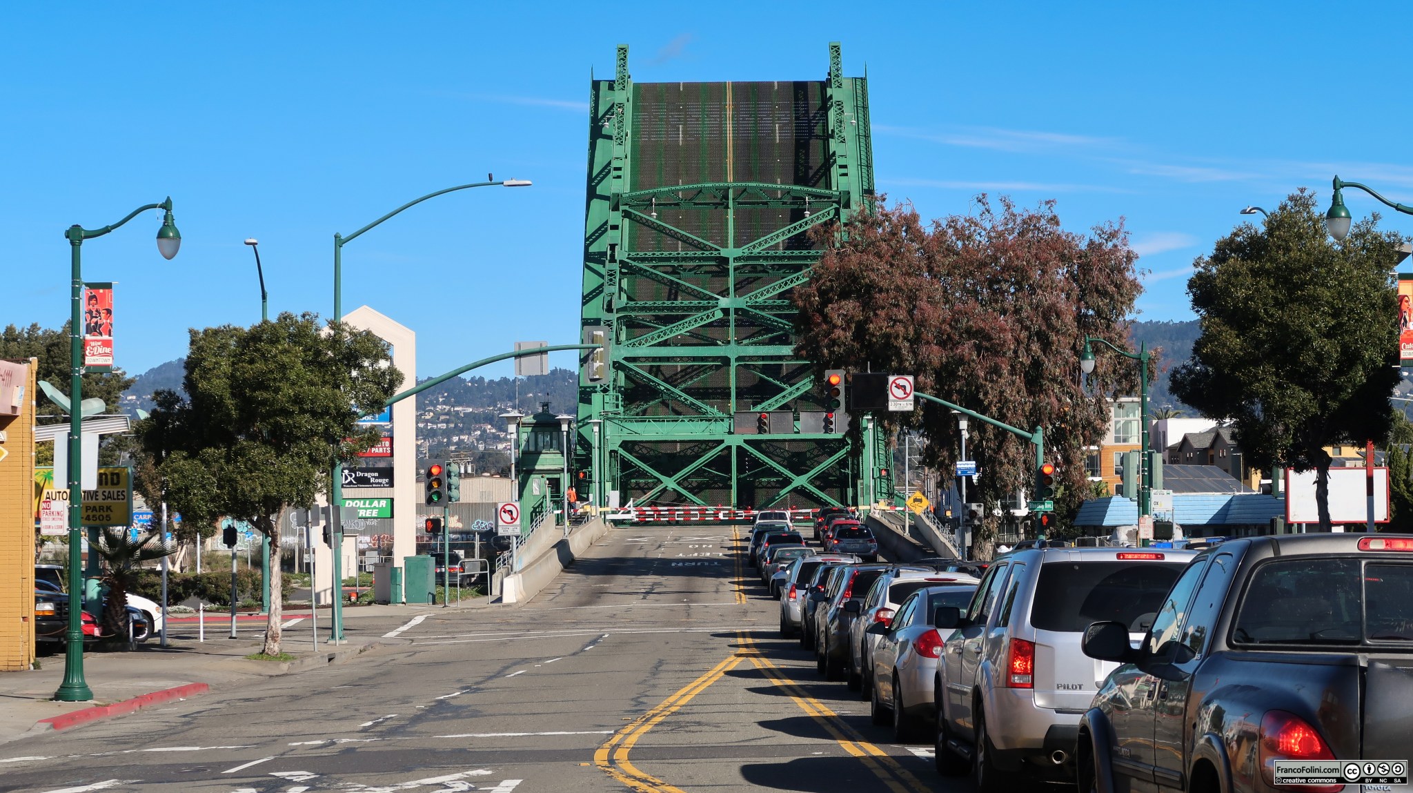 Il ponte di Park Street sollevato per permettere il passaggio di una nave. È un ponte levatoio a doppia anta con una campata di 372 piedi (113 metri). È stato costruito su quello che un tempo era l'estuario del fiume Oakland. Il ponte connette le città di Oakland e Alameda. Viene sollevato circa 1,700 volte all'anno ed è attraversato da una media di 40,000 veicoli per giorno lavorativo