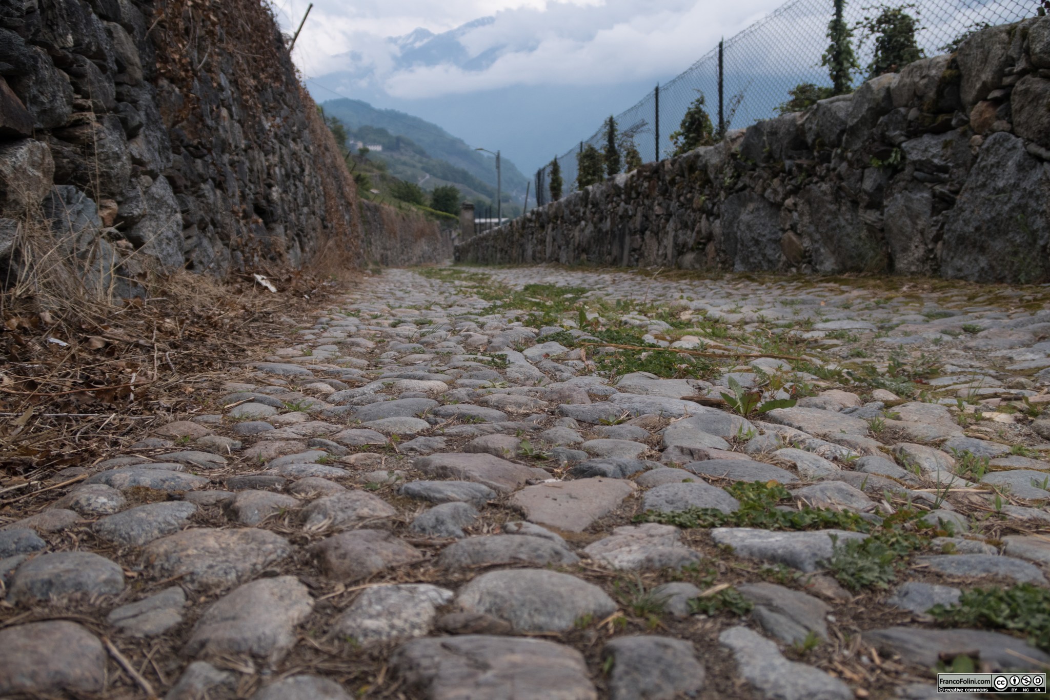Via Chiuro, una strada di campagna con antico selciato, detto risc