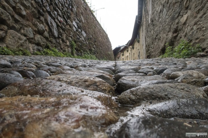 Ciottolato in via Paradiso. Come mi fa notare Norma Ghizzo, la posa del ciottolato crea una depressione in mezzo alla strada in modo che le acque meteoriche convergano verso il centro in un ruscellamento controllato. Il camminamento laterale è libero da pozzanghere e sono salvaguardati i muri delle case.
