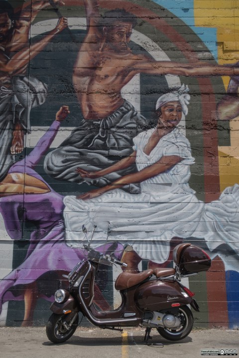 Vespa davanti a murale nel centro di Oakland