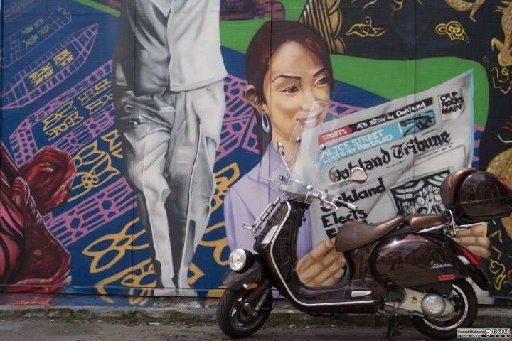 Vespa davanti a murale nel centro di Oakland