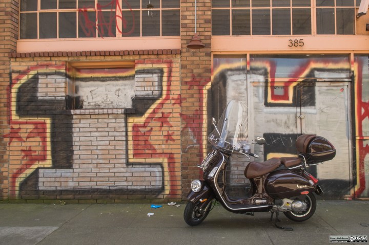 Vespa davanti ad un murale nella zona di Jack London Square