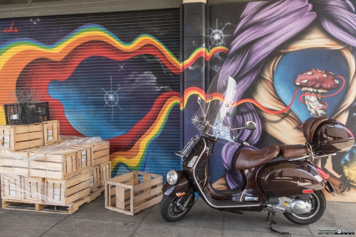 Vespa davanti ad un murale nella zona di Jack London Square