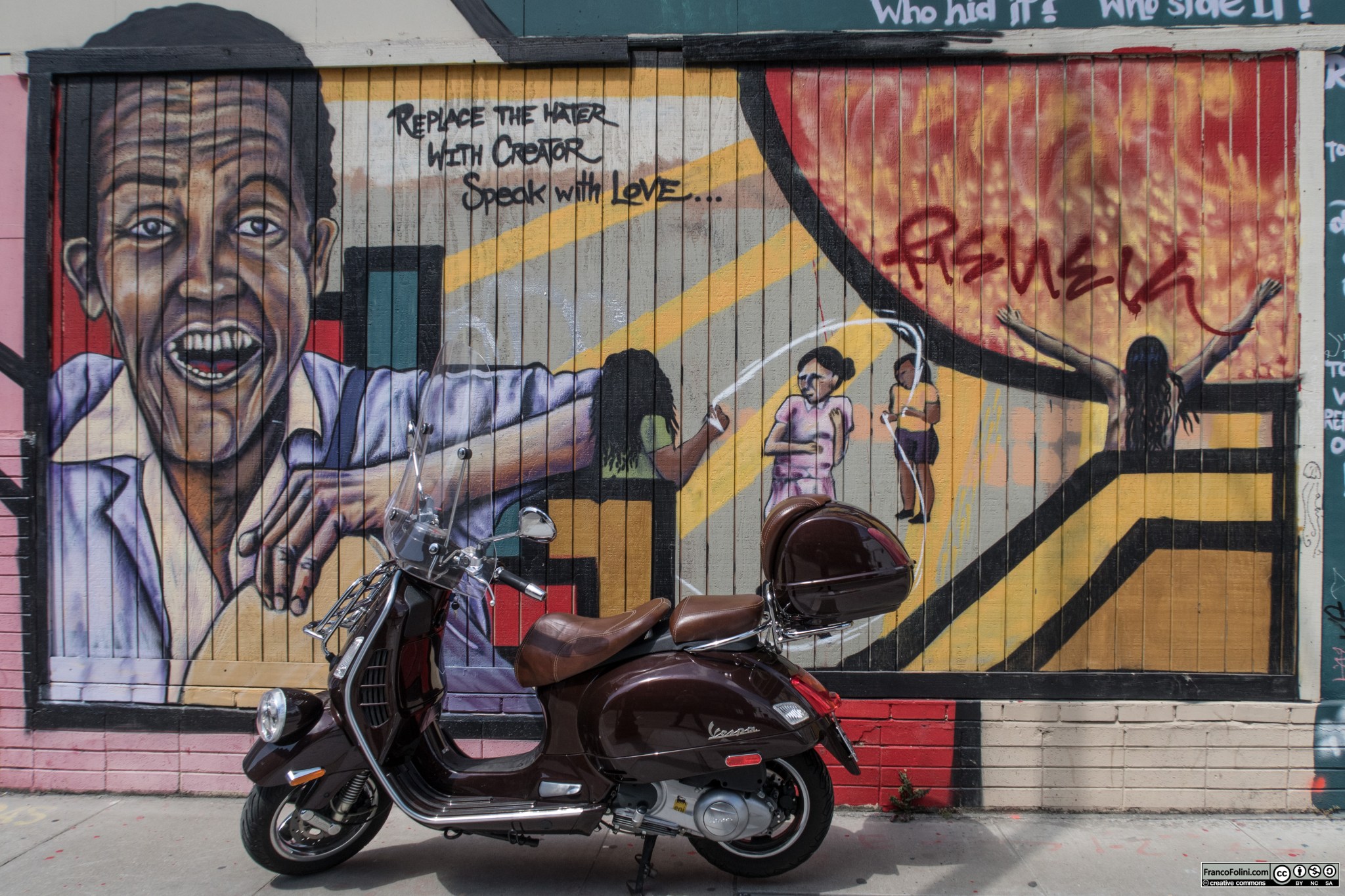 Vespa davanti ad un murale o graffiti nel centro di Oakland