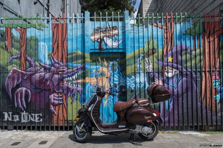 Vespa davanti a murale su Telegraph Avenue
