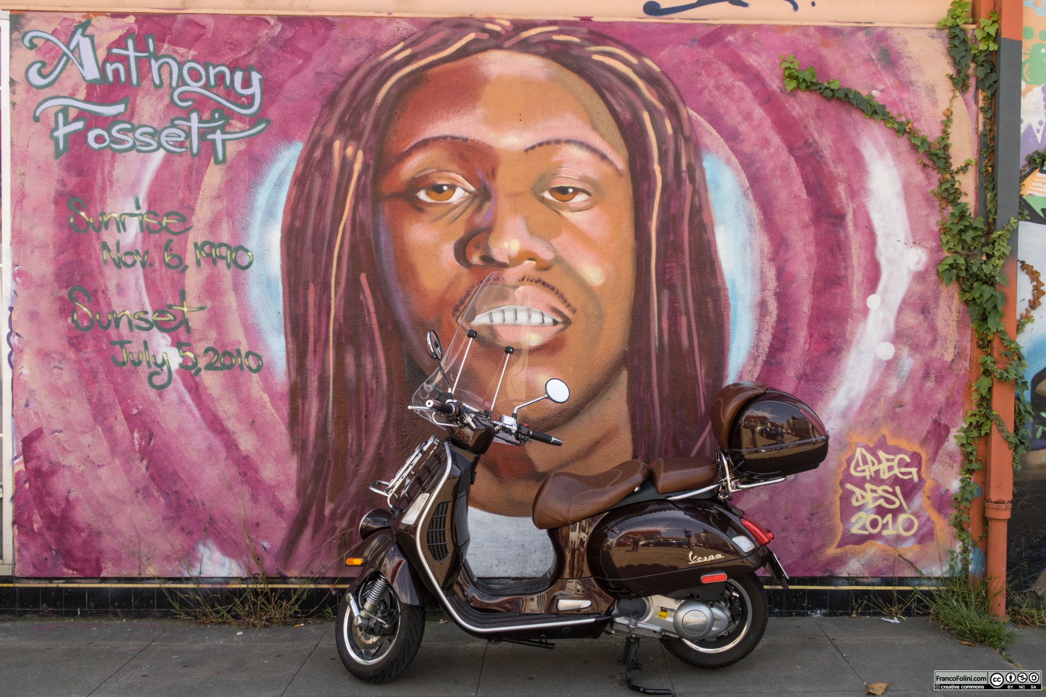 Vespa davanti a murale dedicato ad Anthony Lehman Fossett