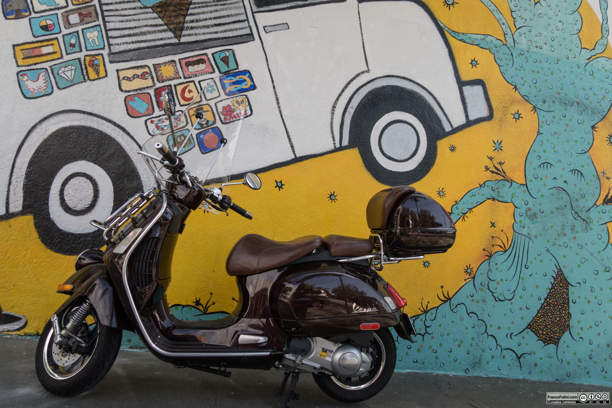 Vespa davanti ad un murale su una piccola traversa di Telegraph Avenue