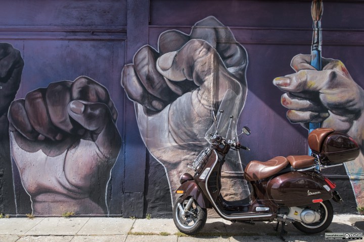 Vespa davanti al murale realizzato dal muralista cileno TEO