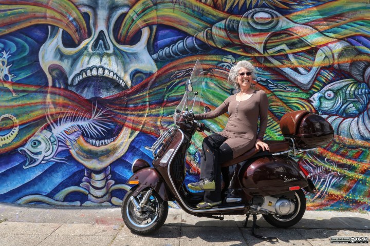 La muralista messicana Juana Alicia davanti al suo murale "The Spill"