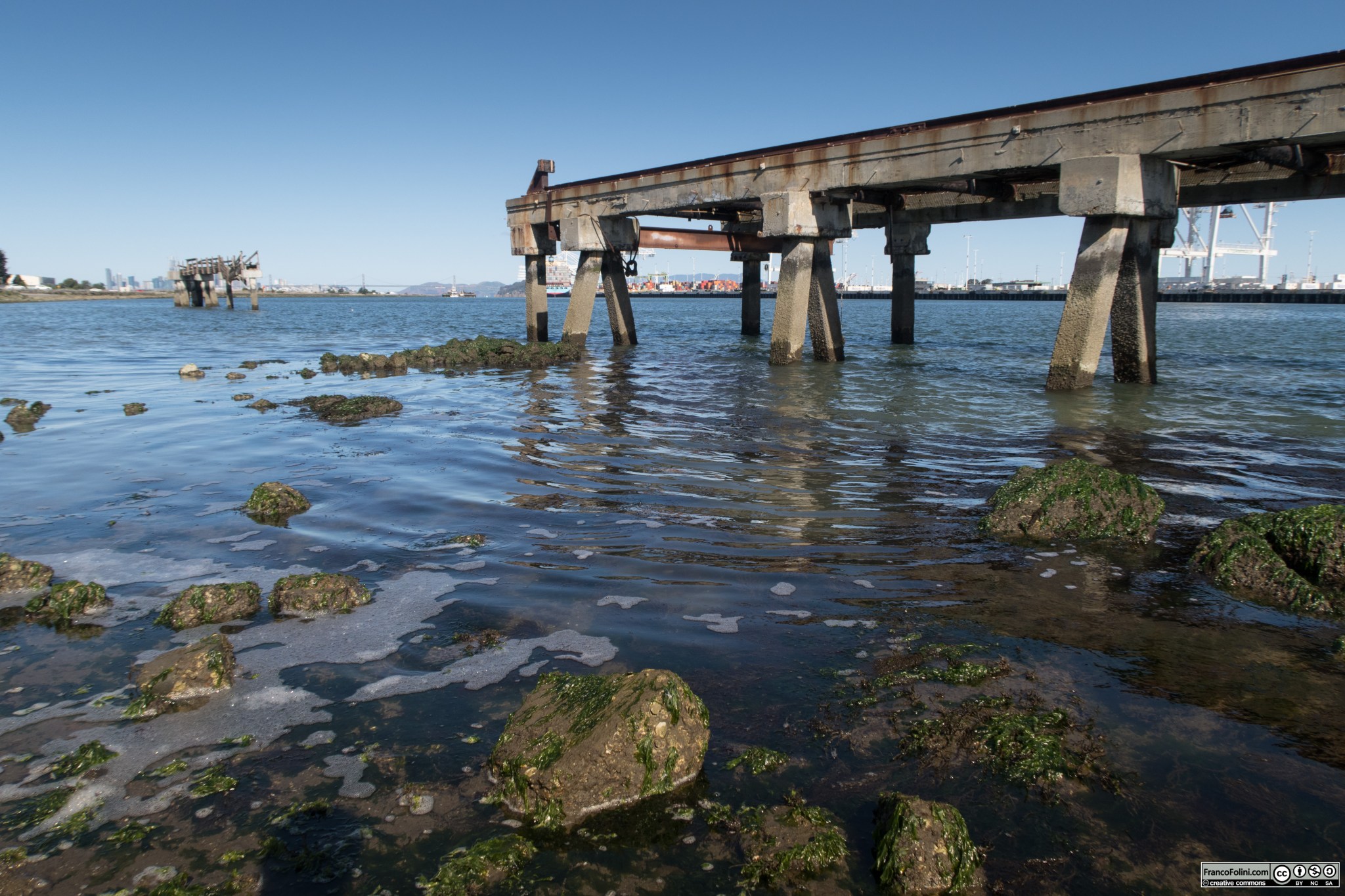 Il canale che separa Oakland e Alameda. In origine Alameda era una penisola, ma lo scavo del canale ne ha fatto un'isola.