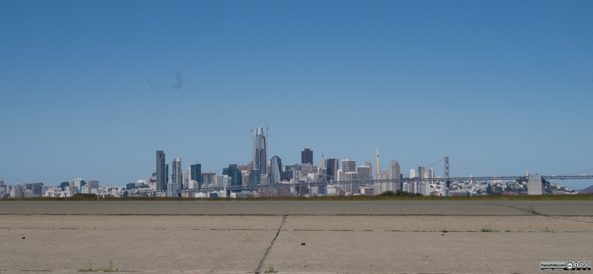 Il vecchio aeroporto militare di Alameda, ora pressoché abbandonato. Da qui, in assenza di nebbia, si gode un'eccezionale vista sulla città di San Francisco e il bay bridge
