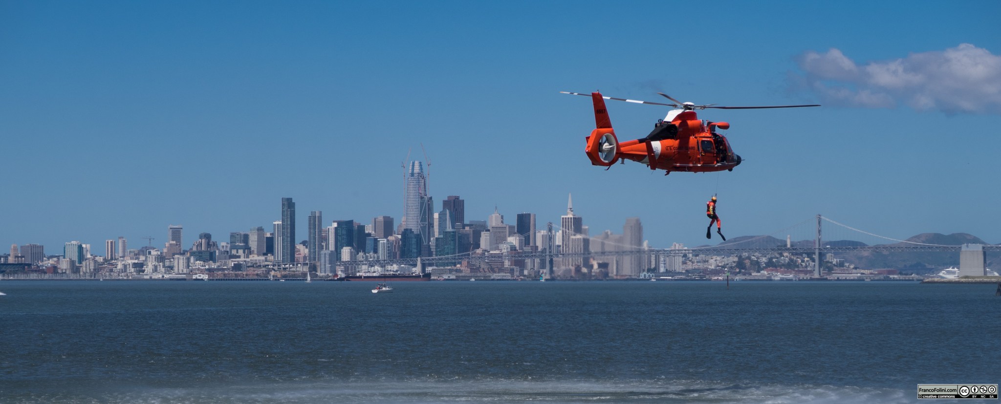 La guardia costiera americana esegue un'esercitazione di soccorso davanti alle coste dell'isola di Alameda. Sullo sfondo l'iconica skyline di San Francisco e il Bay-bridge