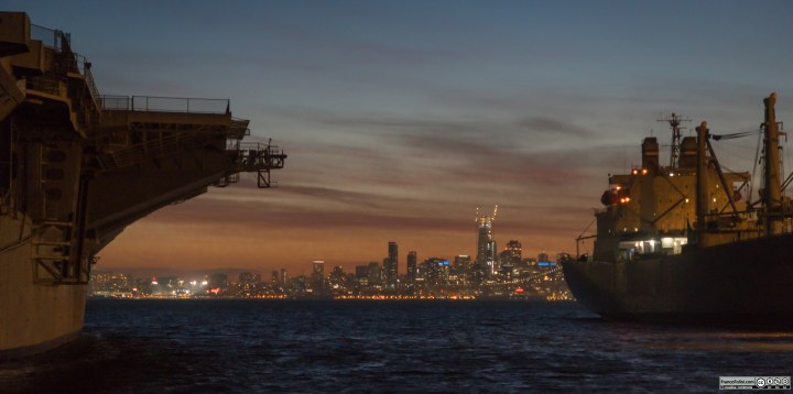 Vista notturna di San Francisco dal porto militare di Alameda