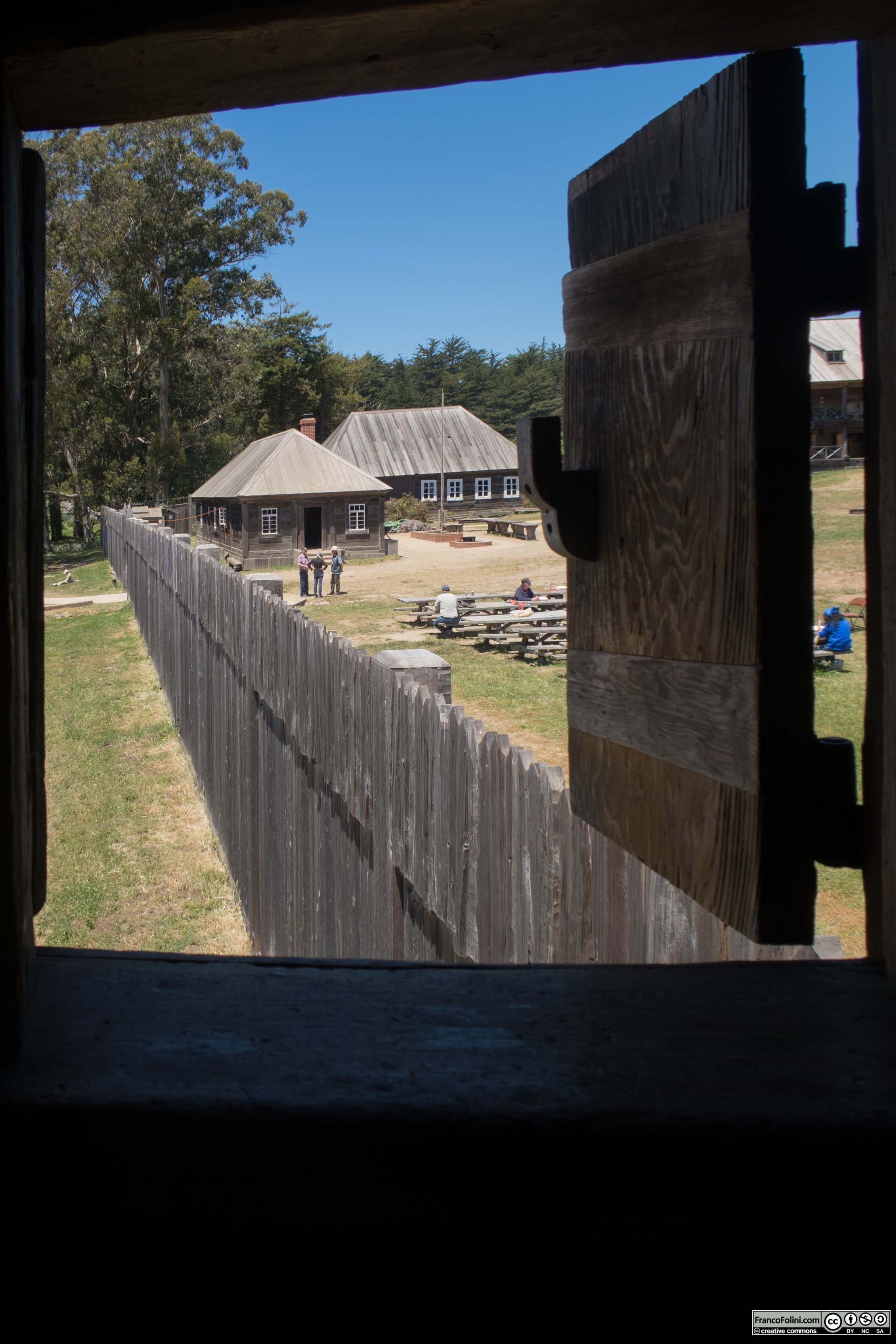 Fort Ross: vista del muro di difesa dalla torre angolare. L'edificio era la residenza del comandante.