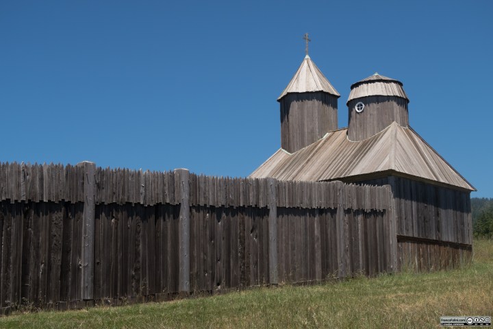 Fort Ross: vista dall'esterno del lato sud del forte con il muro e la cappella ortodossa.