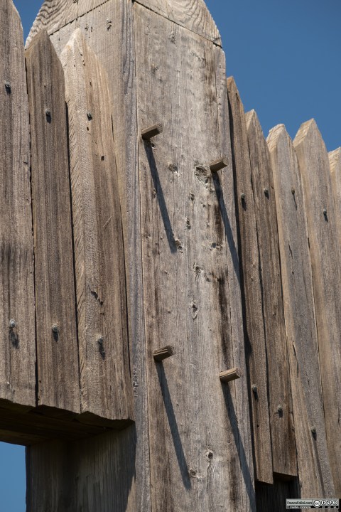 Fort Ross: dettaglio dell'ingresso sud del forte. Si noti la compelta assenza di chidi in metallo. L'intero montaggio era stato realizzato esclusivamente in legno.