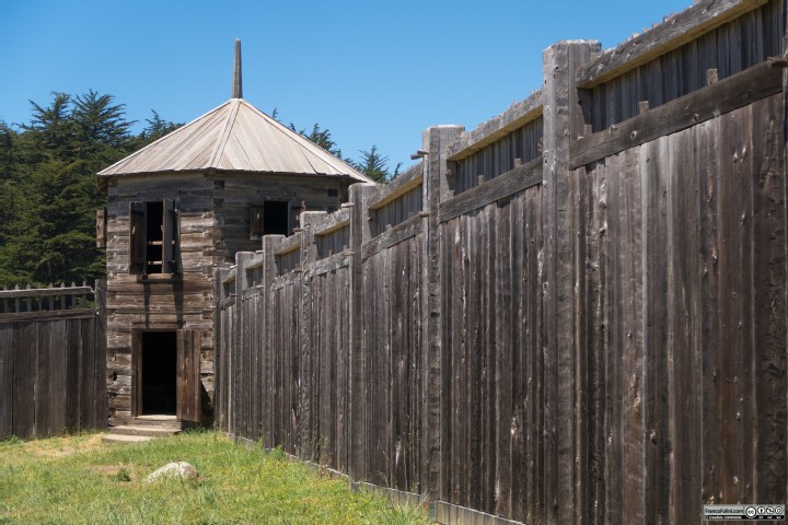 Fort Ross: il robustissimo muro di cinta in legno di sequoia (redwood)