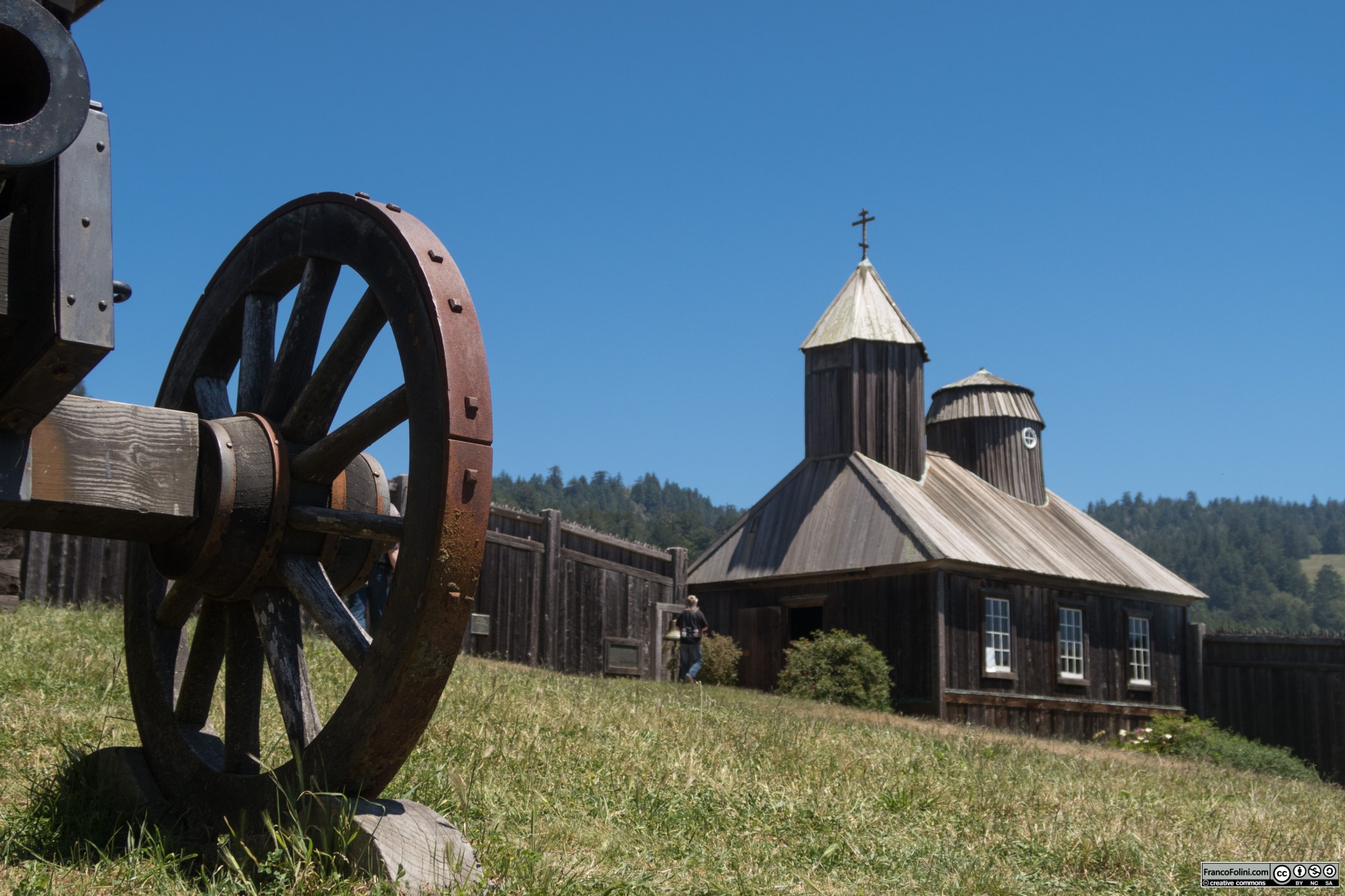 Fort Ross: cannoncino in primo piano e cappella ortodossa sullo sfondo