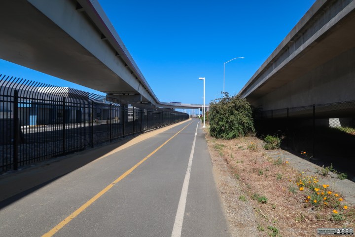 Il primo tratto della pista ciclo-pedonale scorre a fianco all'enorme svicolo autostradale di accesso al Bay Bridge