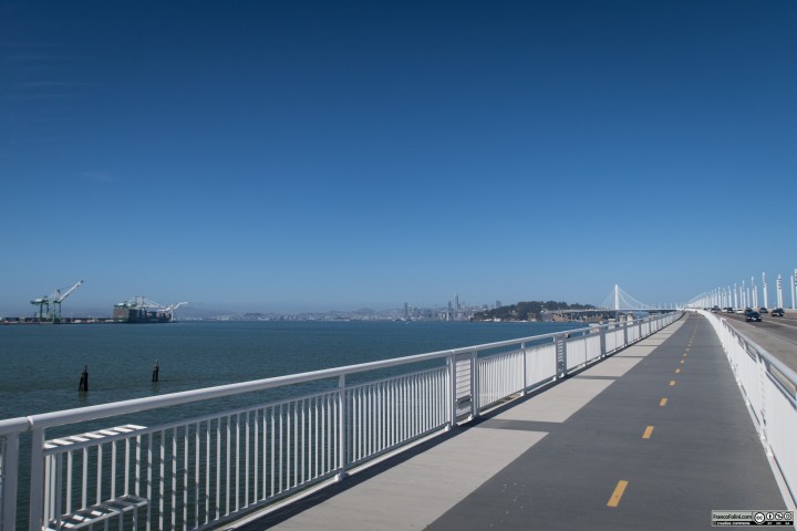 La pista ciclo-pedonale sale gradualmente verso il Bay-Bridge