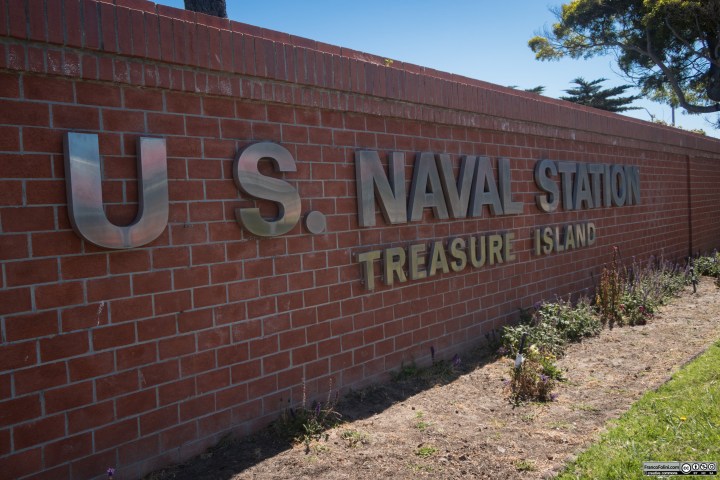 Treasure Island era un tempo interamente occupata da una base militare di cui ancora oggi rimangono importanti edifici e visibili tracce