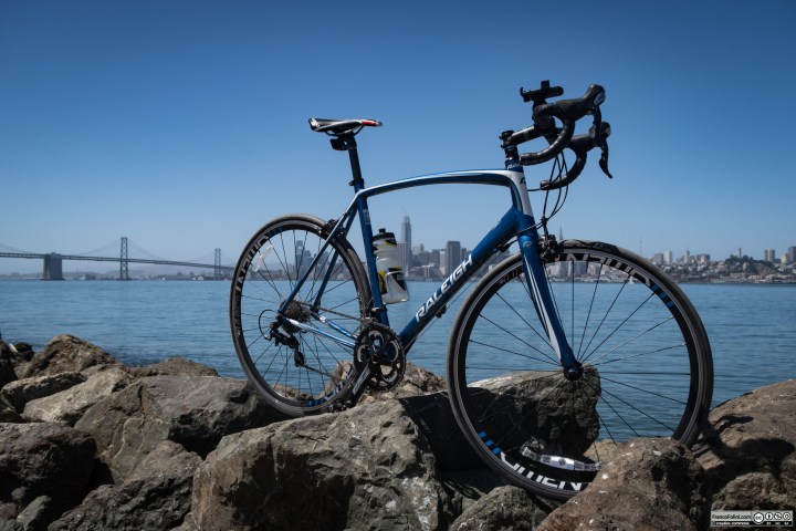 La skyline di San Francisco e il Bay Bridge visti da Treasure Island con in primo piano la mia bicicletta
