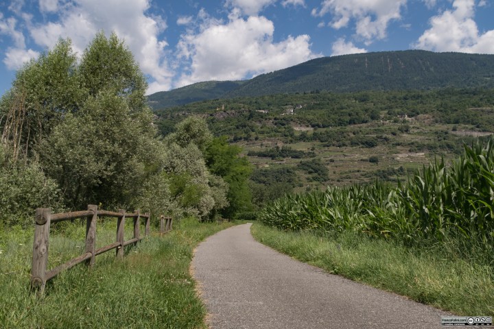 Sentiero Valtellina: il tratto della pista ciclabile tra San Giacomo di Tedglio e Tresenda.