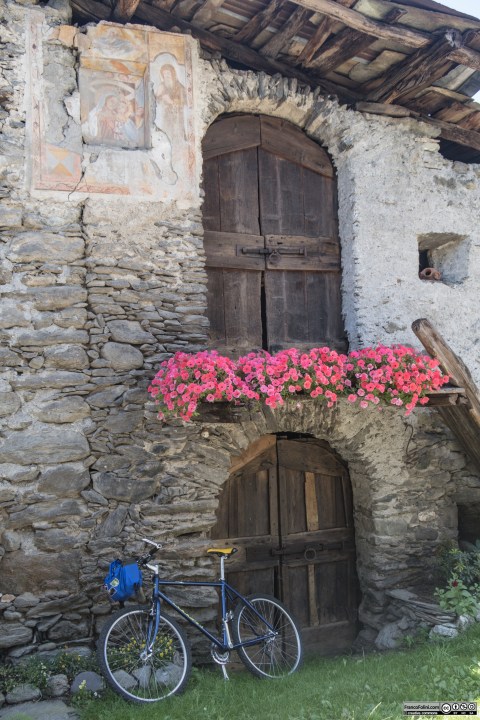 Sentiero Valtellina: una delle tante case rurali che si incontrano nel territorio del \comune di Castello dell'Acqua